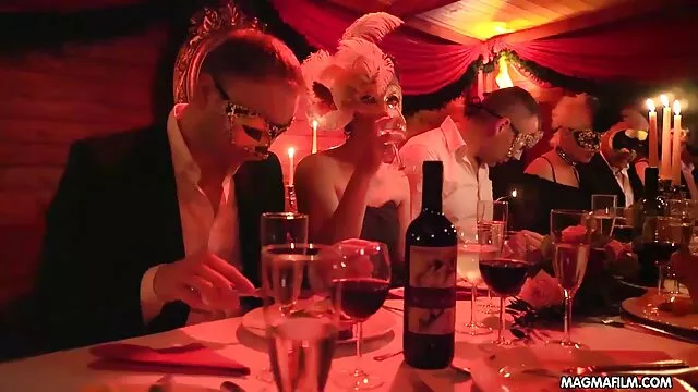 Dwie Rude red tubedarmowe prostytutki siedzą na pięknych krzesłach