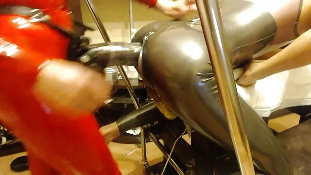 Facet zakłada prezerwatywę a potem bierze w ręce aparat dla młodej tube8 rozklapichy dziewczyny cipki