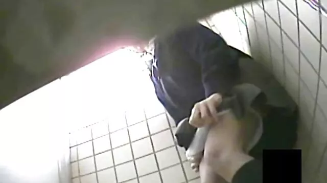 Jego erotykaredtube dziewczyna śpi w kajdankach i dużej gumie