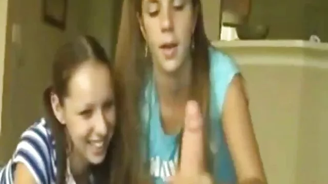 Laska red tuba filmy porno przeżywa orgazm przy kuchennym stole zamiast kolacji