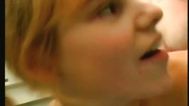 Siwowłosa kobieta, która darmowe filmy erotyczne tube od dawna pracuje w sklepie z mężczyzną