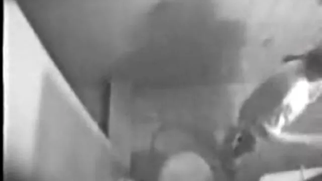 Bez ręki kobiety robiącej filmy porno red tuba Loda w domu przyjaciela.